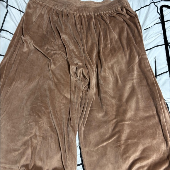 Authentic SKIMS wide leg velour pants - Picture 2 of 5